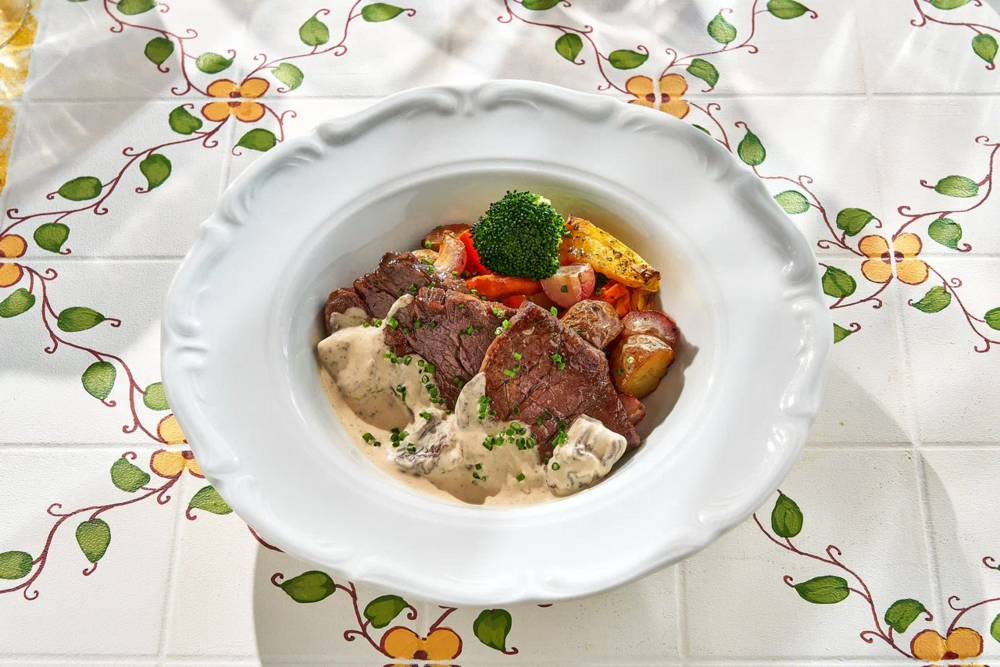 Beef with vegetables and mushroom sauce