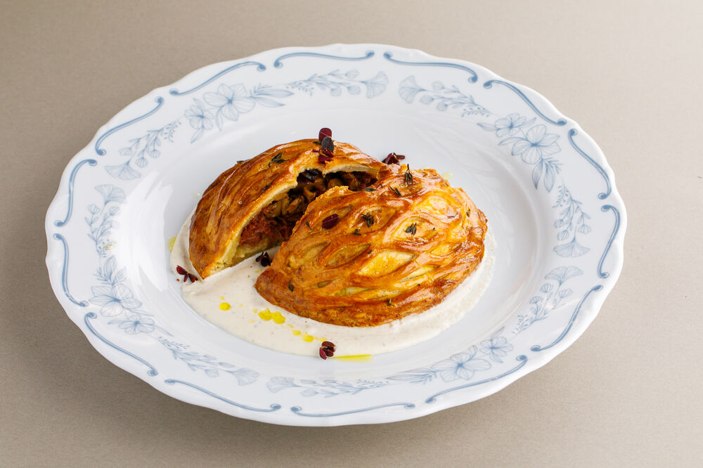 Pie with stewed cheeks, porcini mushrooms and truffle sauce