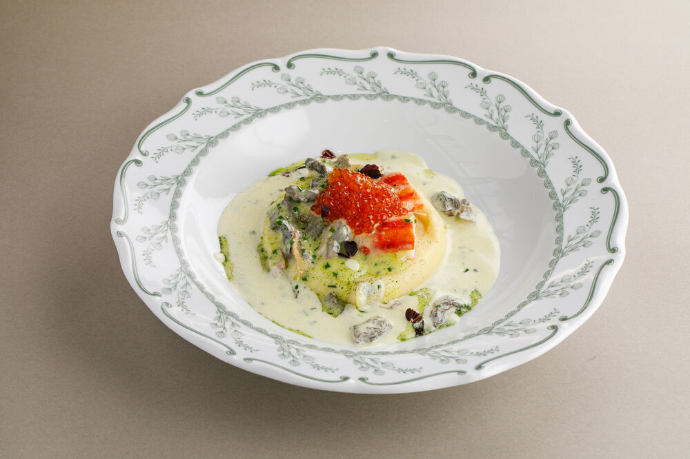 Фаланга краба с пюре, сморчками и соусом берблан
