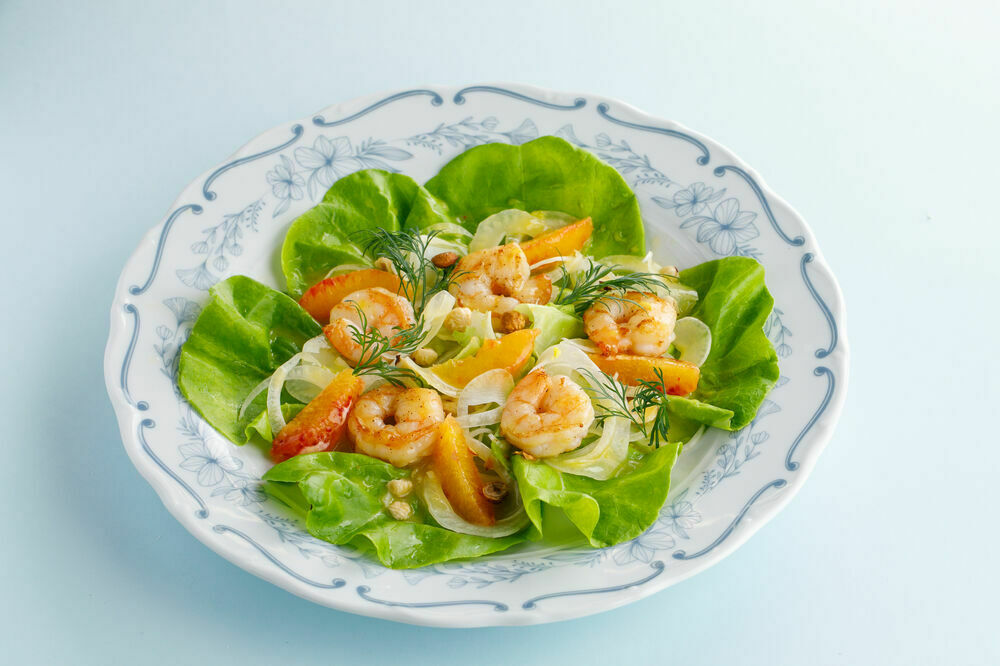 Салат с креветками и кальмарами