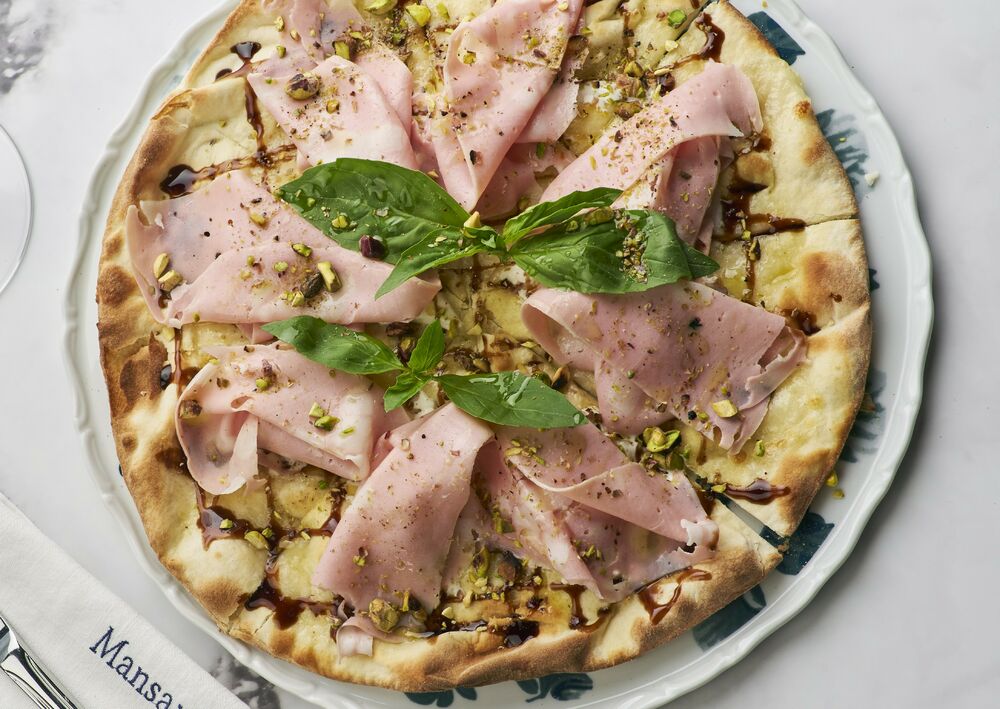 Пицца с мортаделлой и бураттой