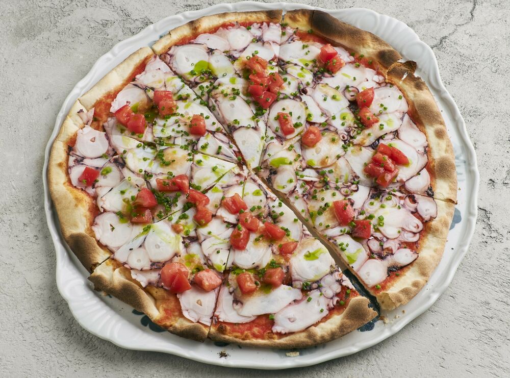 Пицца с осьминогом