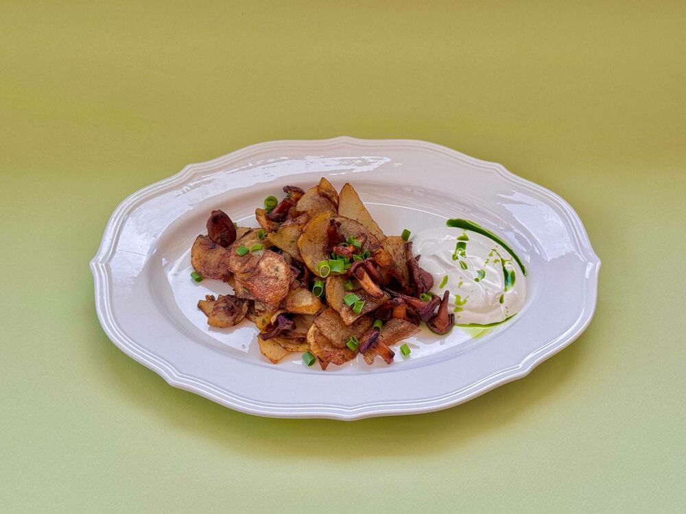 Fried potatoes with chanterelles and sour cream
