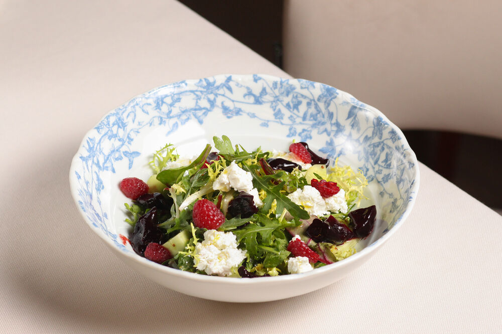 Salad with beetroot, goat cheese and raspberries