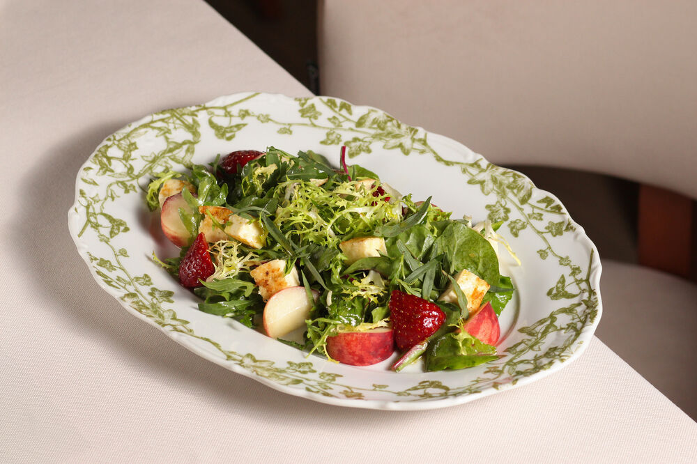 Салат с жареным халуми, персиком и клубникой