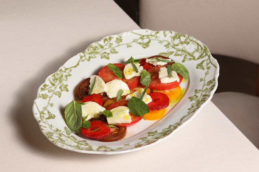 Карпаччо из трех видов томатов с адыгейским сыром