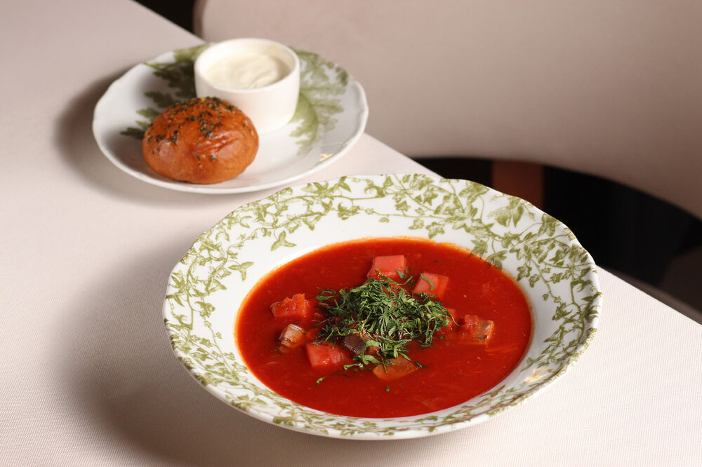 Borscht with smoked pear