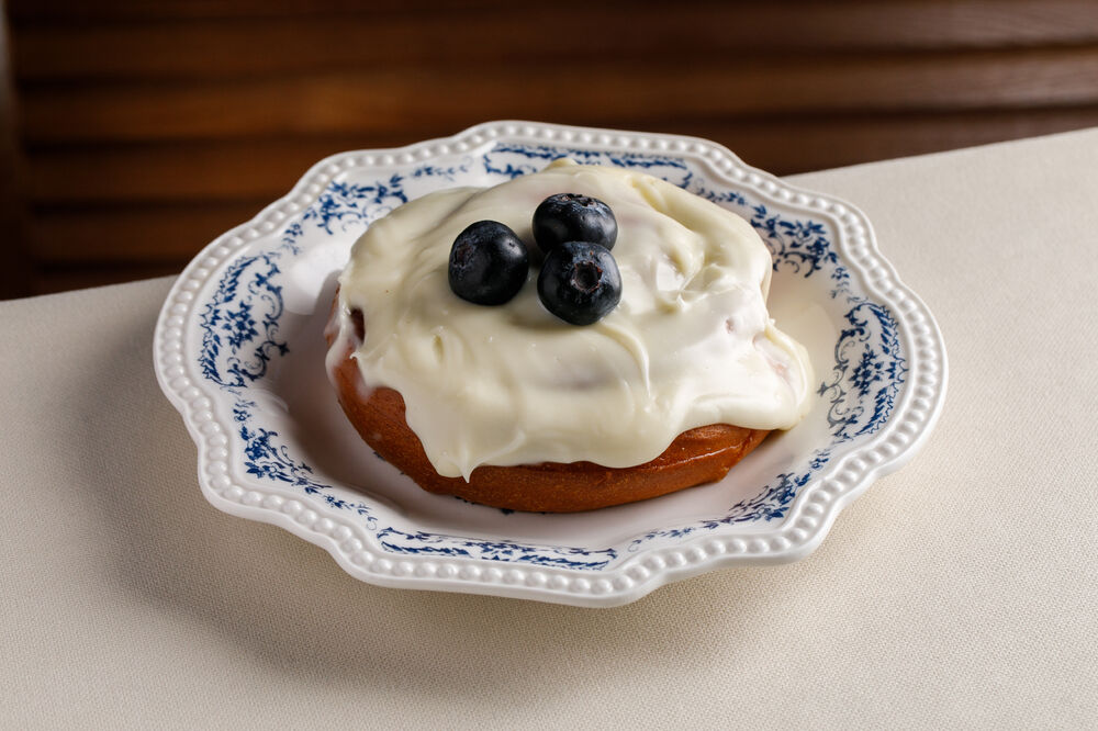 Bun with cream and cinnamon 