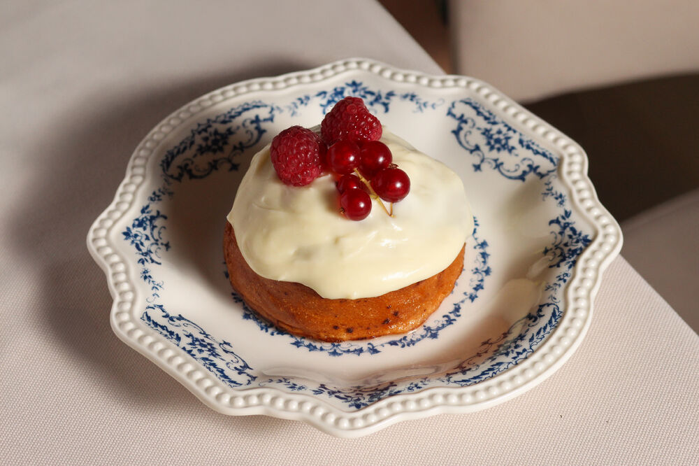 Bun with cream, cinnamon and seasonal berries