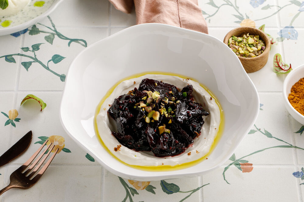 Вяленая свекла в ткемали с кремом из сыра гуда