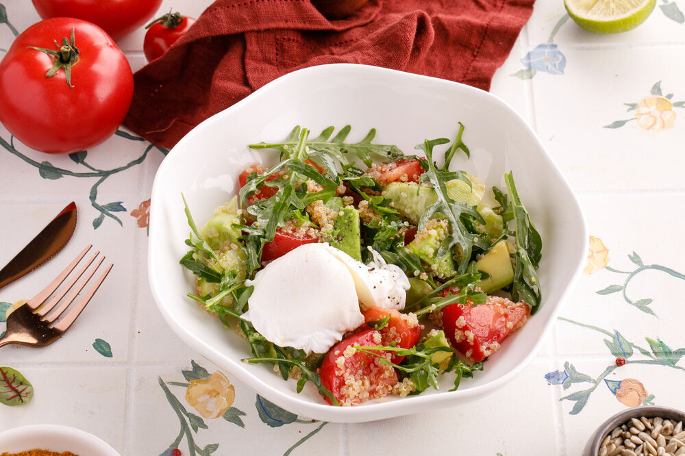 Овощной салат с киноа, авокадо и яйцом пашот
