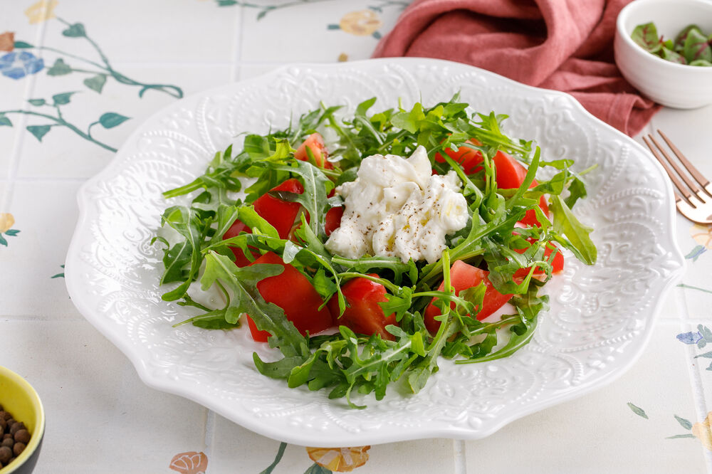 Салат со страчателлой, руколой и томатами