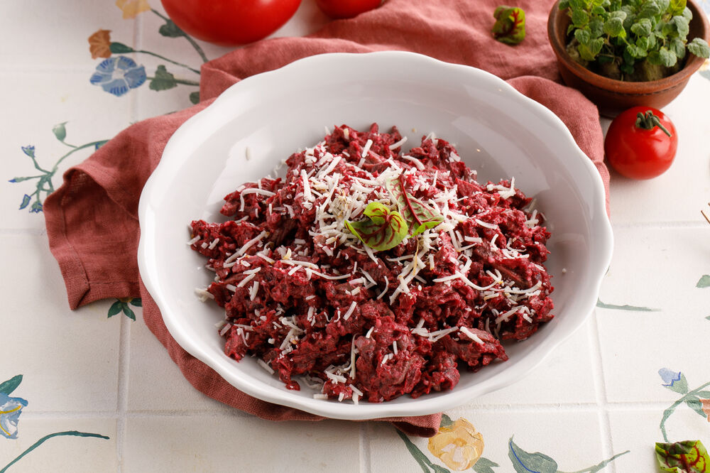 Salad with beetroot and beef