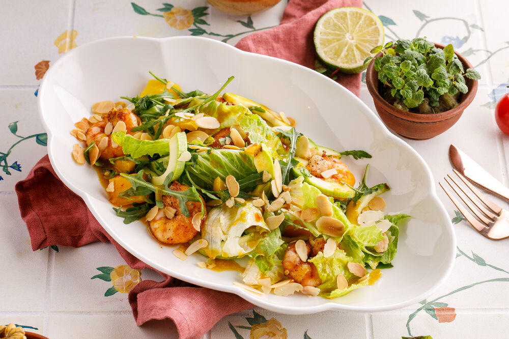 Салат с креветкой и манго