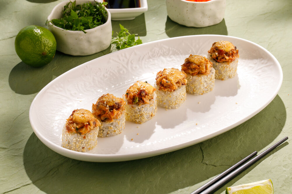 Острый ролл с кунжутом и угрем 