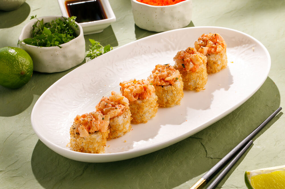 Запеченный ролл с лососем и гребешком