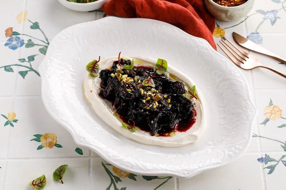 Вяленая свекла в ткемали с кремом из сыра гуда