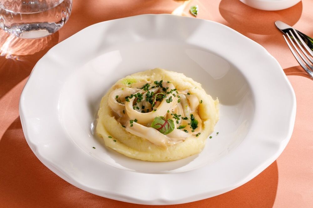 Кальмар с устричным соусом и кокосовым пюре
