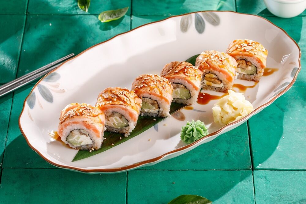 Ролл с обожженным лососем