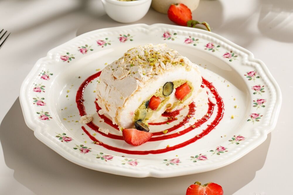 Meringue roll with pistachio