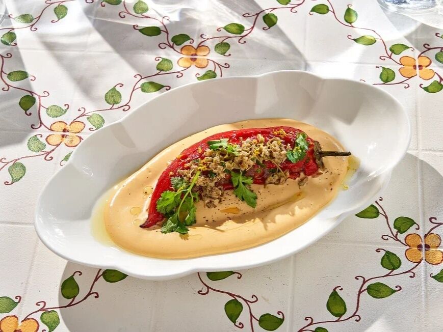 Тартар из тунца в запеченном перце Рамиро с соусом тоннато