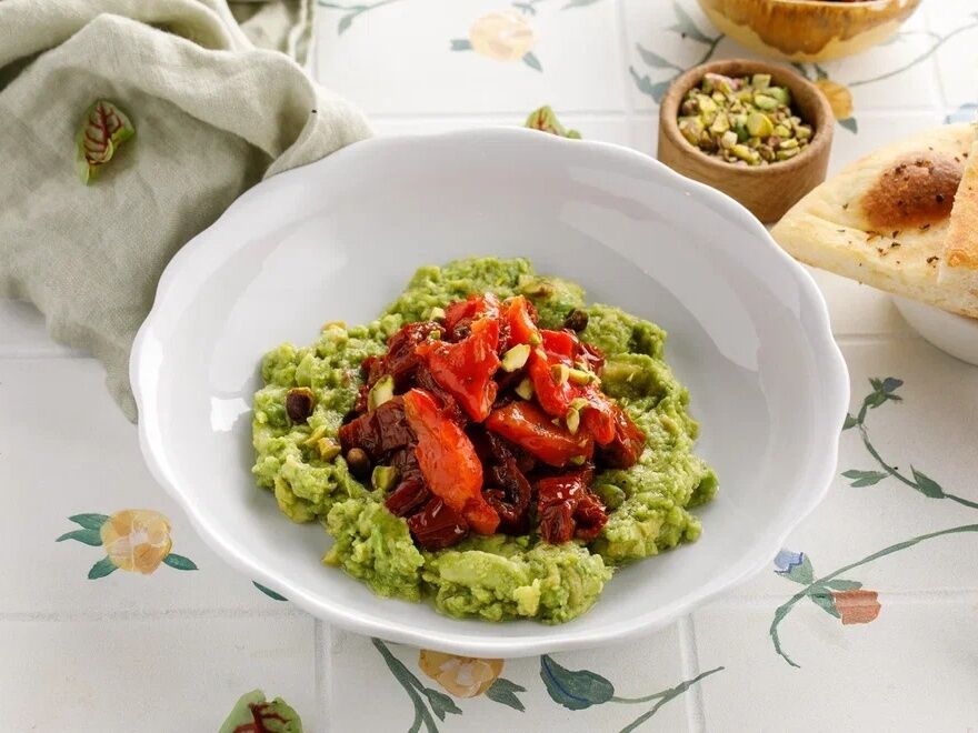Guacamole with sun-dried tomatoes