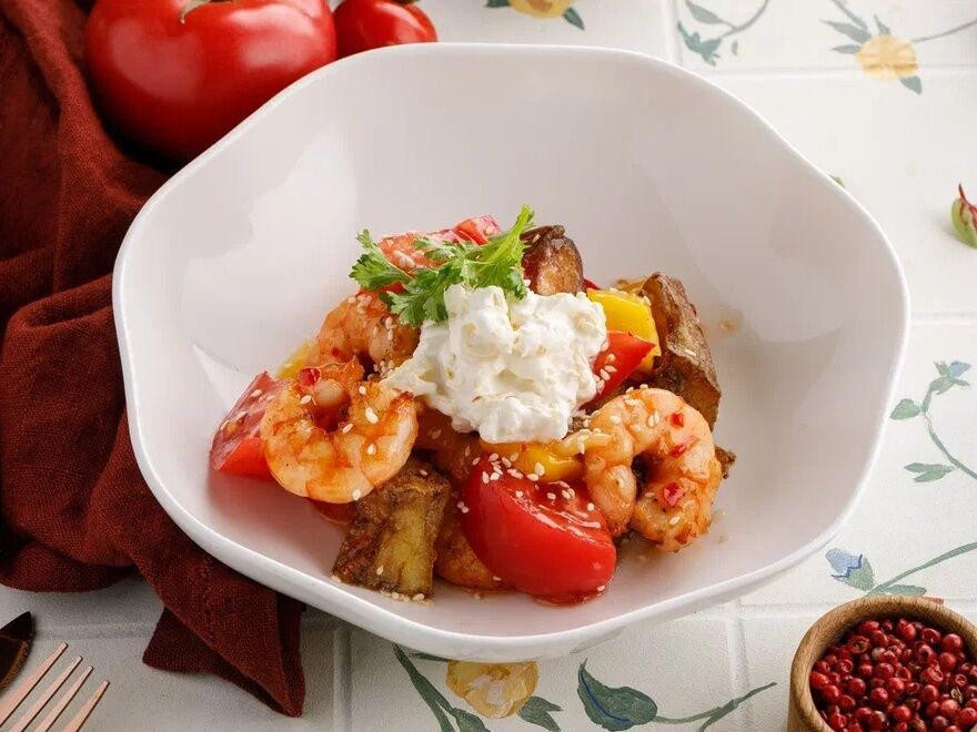 Салат с хрустящими баклажанами, страчателлой и креветками