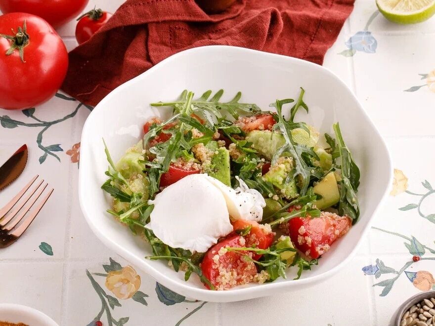 Овощной салат с киноа, авокадо и яйцом пашот
