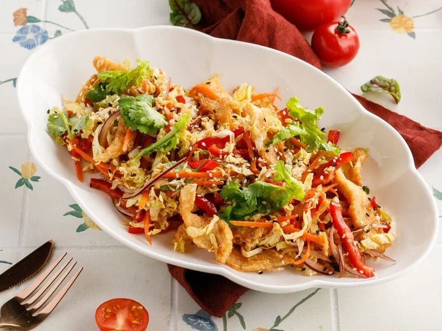 Салат с хрустящей курицей и имбирной заправкой