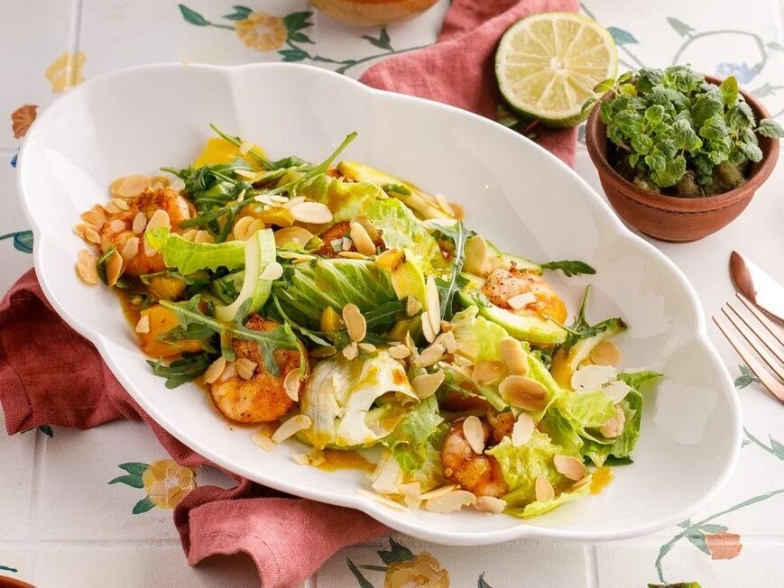 Салат с креветкой и манго