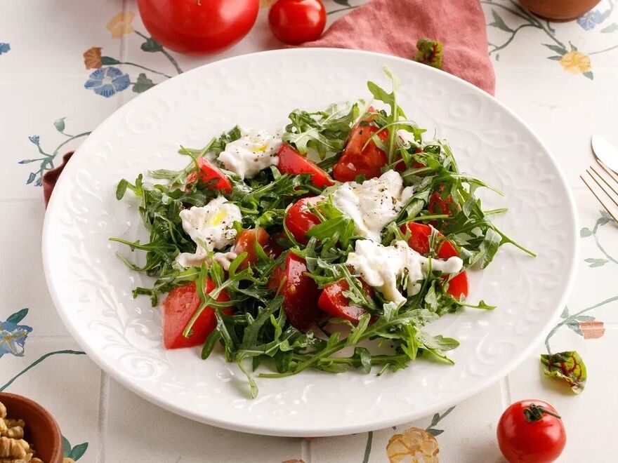 Салат со страчателлой, руколой и томатами