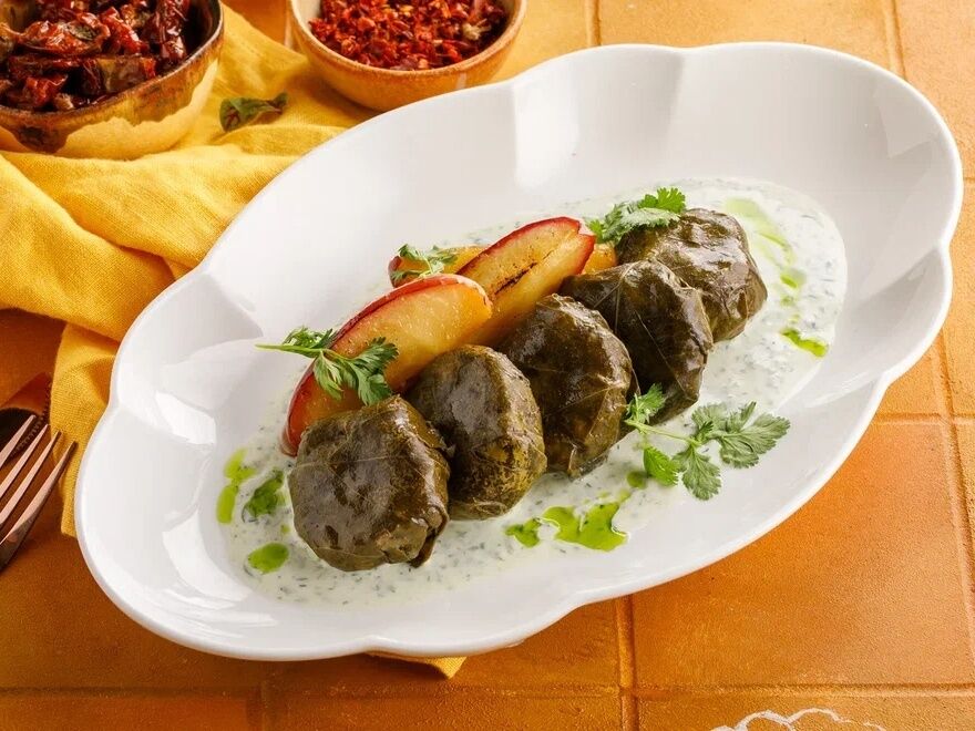 Долма с уткой и яблоками