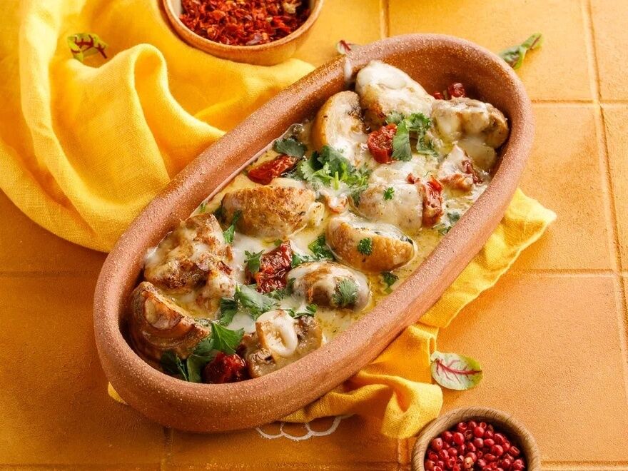 Запеченные шампиньоны с сулугуни с соусом чкмерули