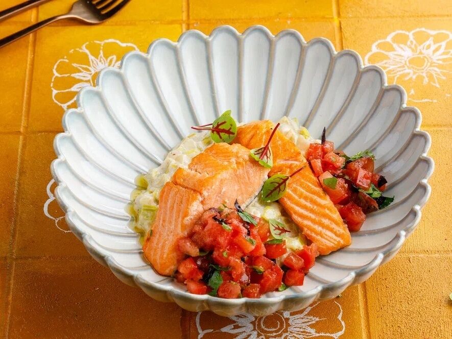 Форель с луком-пореем и томатной сальсой