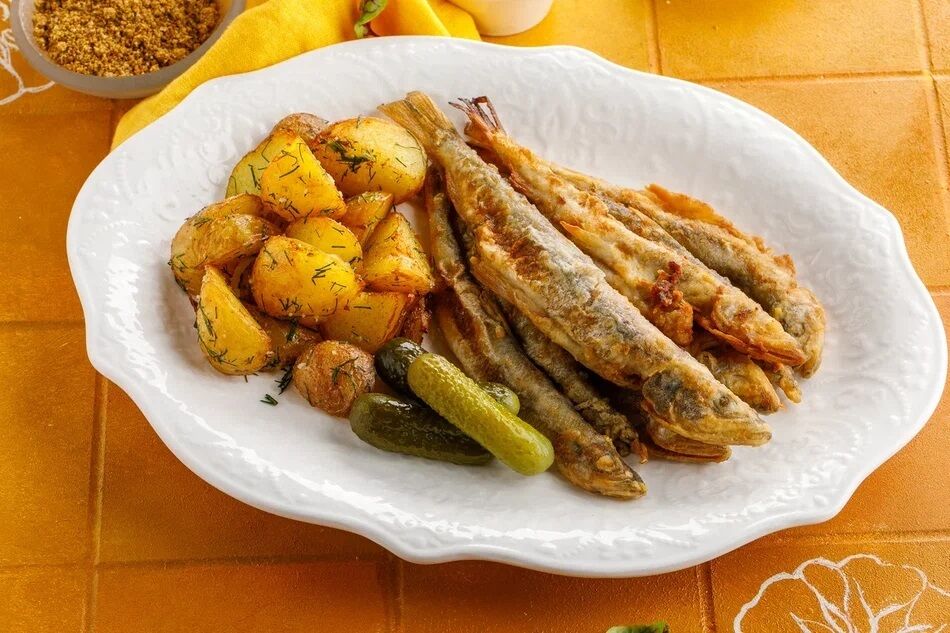 Корюшка с бэби картофелем и соусом "Ткемали"