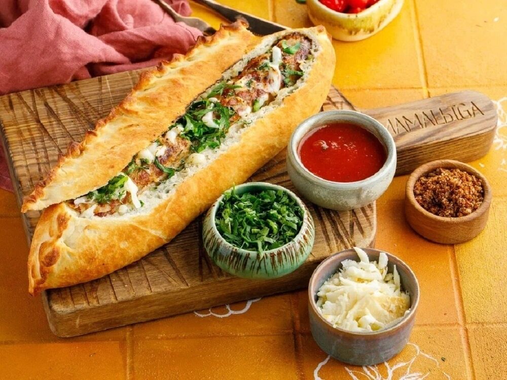 A crispy boat with a kebab cradle with chicken