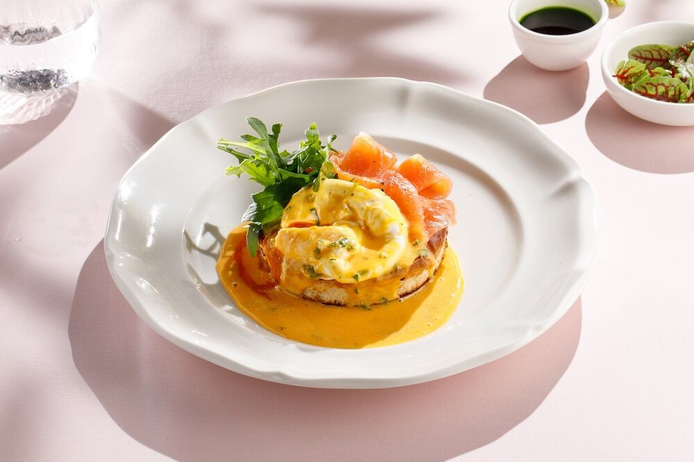 Eggs Benedict with Salmon and Hollandaise Sauce