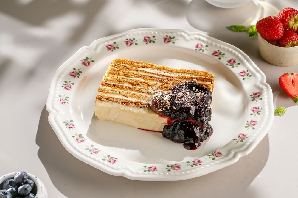 Карамельный медовик с вареньем 