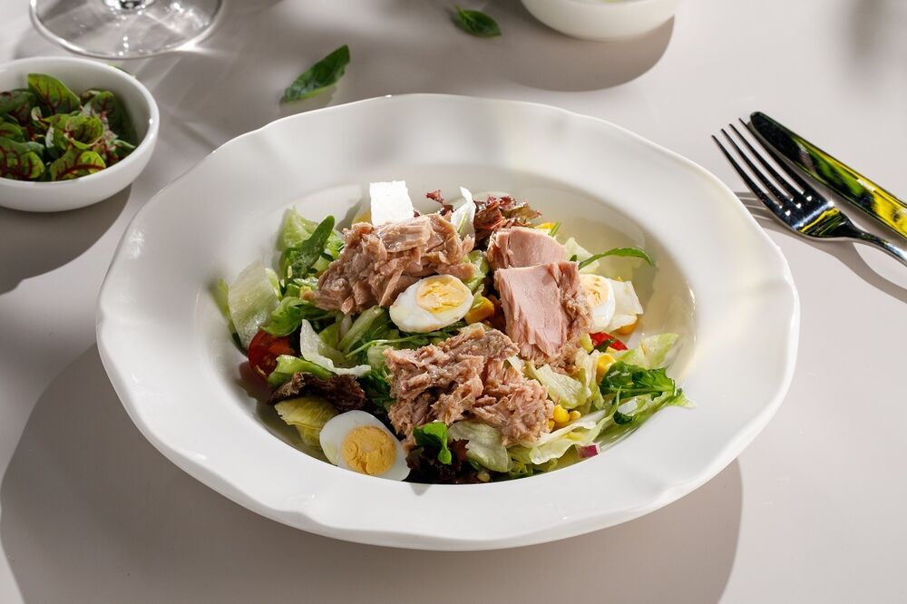 Italian salad with canned tuna