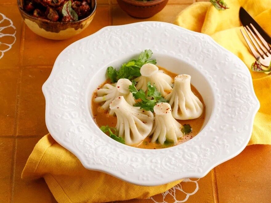 Патара-хинкали с креветками в соусе том-ям