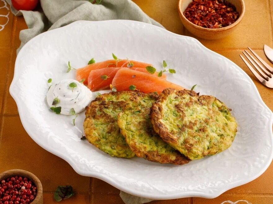 Zucchini pancakes with salmon