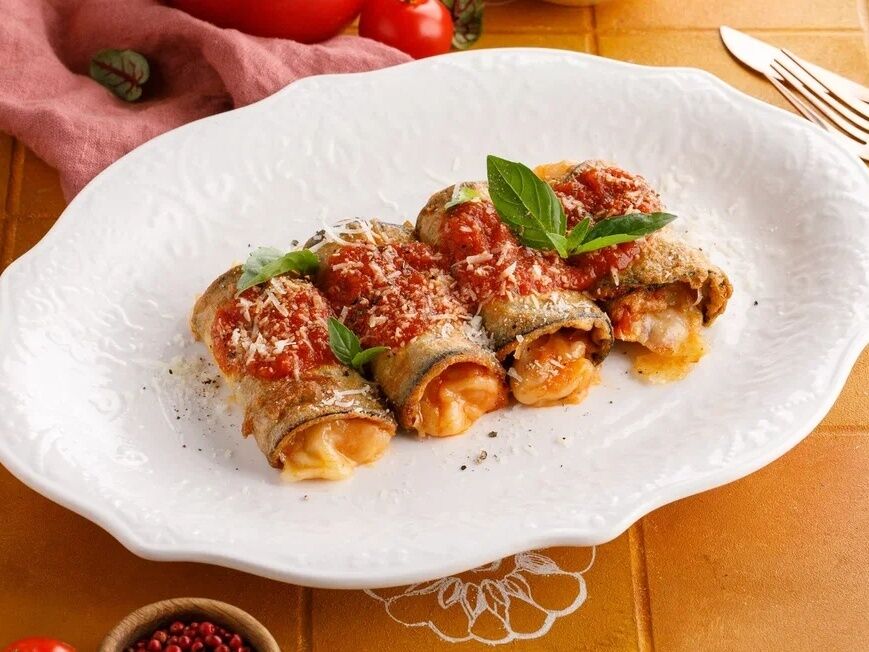 Eggplant rolls with cheese