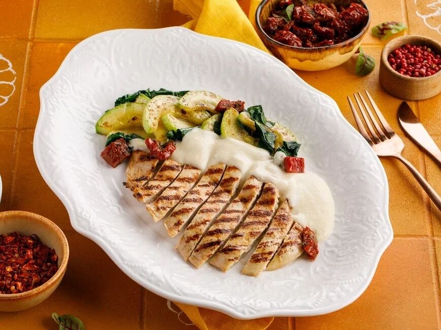 Chicken breast with zucchini and 4 cheese sauce