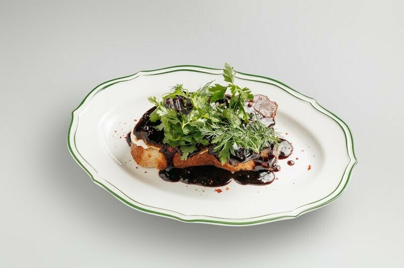 Bruschetta with braised beef in Saperavi