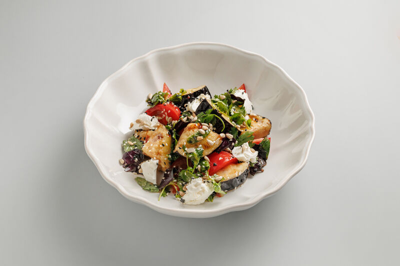 Салат с хрустящими баклажанами, сливочным сыром и пряным соусом