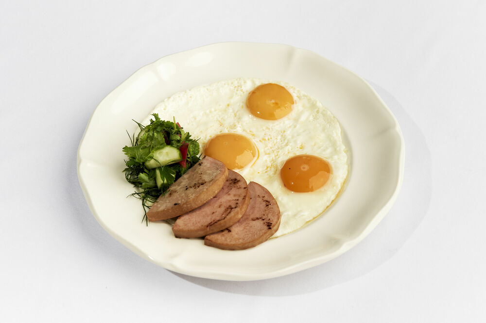 Яичница с докторской колбасой