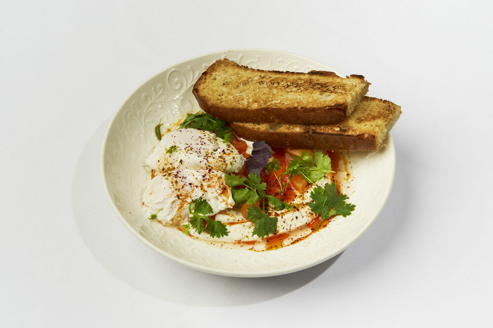 Яйца по-турецки с печеным перцем