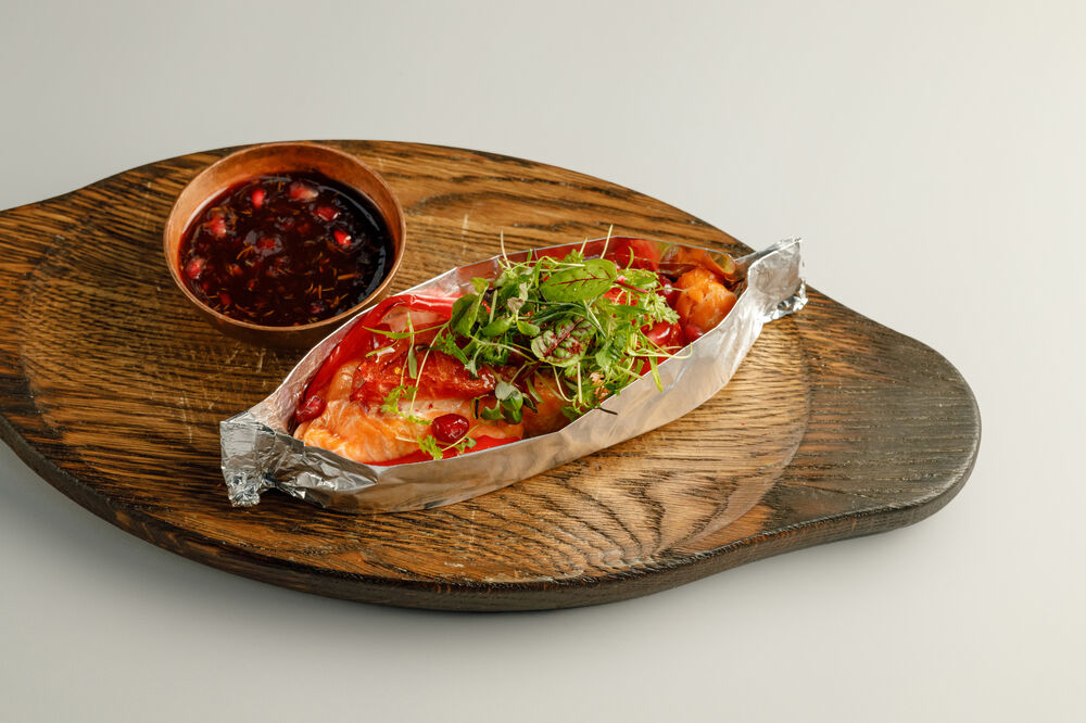 Лосось в фольге с овощами и соусом Машараби