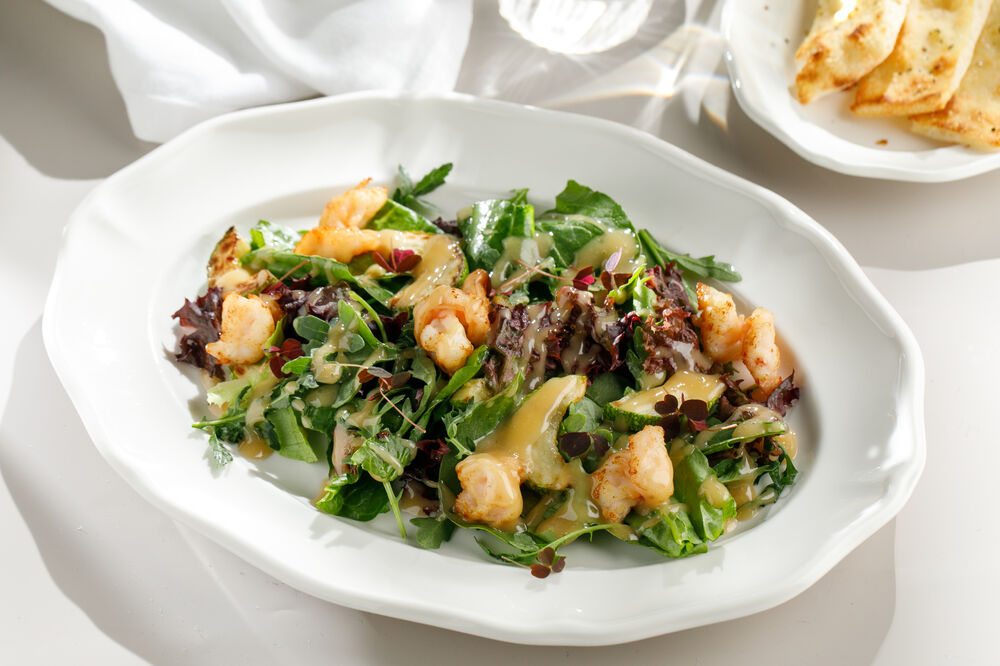 Salad with zucchini and shrimp