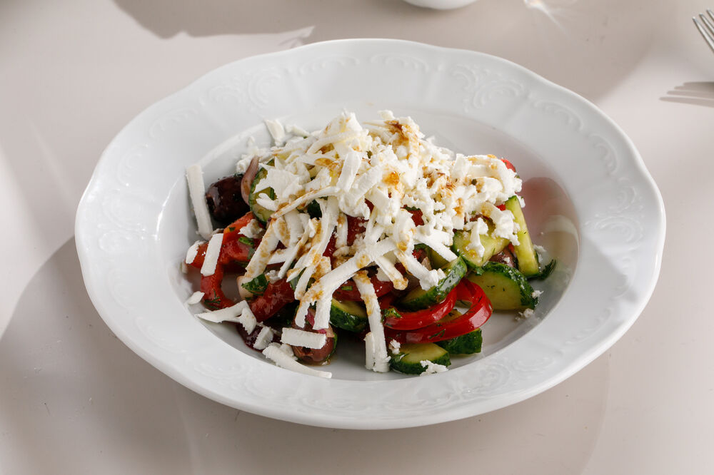 Serbian salad with cheese